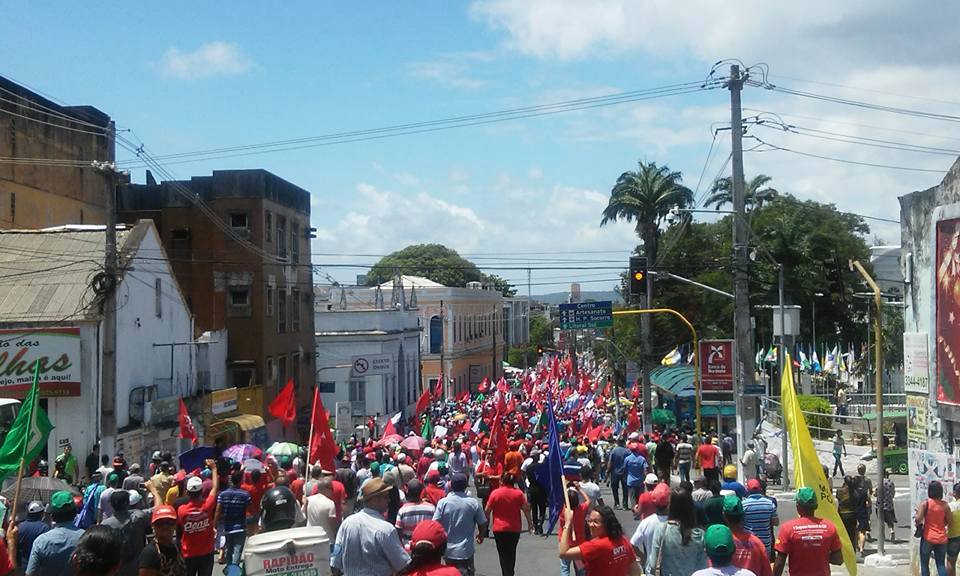 Cerca de 5 mil pessoas participaram do Dia Nacional de Mobilização contra o golpe e em defesa da democracia, dos direitos e conquistas sociais, nesta quarta-feira (16/12), em Maceió.