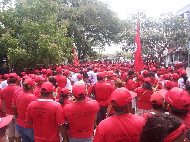 CUT e movimentos sociais arrastam 30 mil pessoas pelas ruas do Centro do Recife