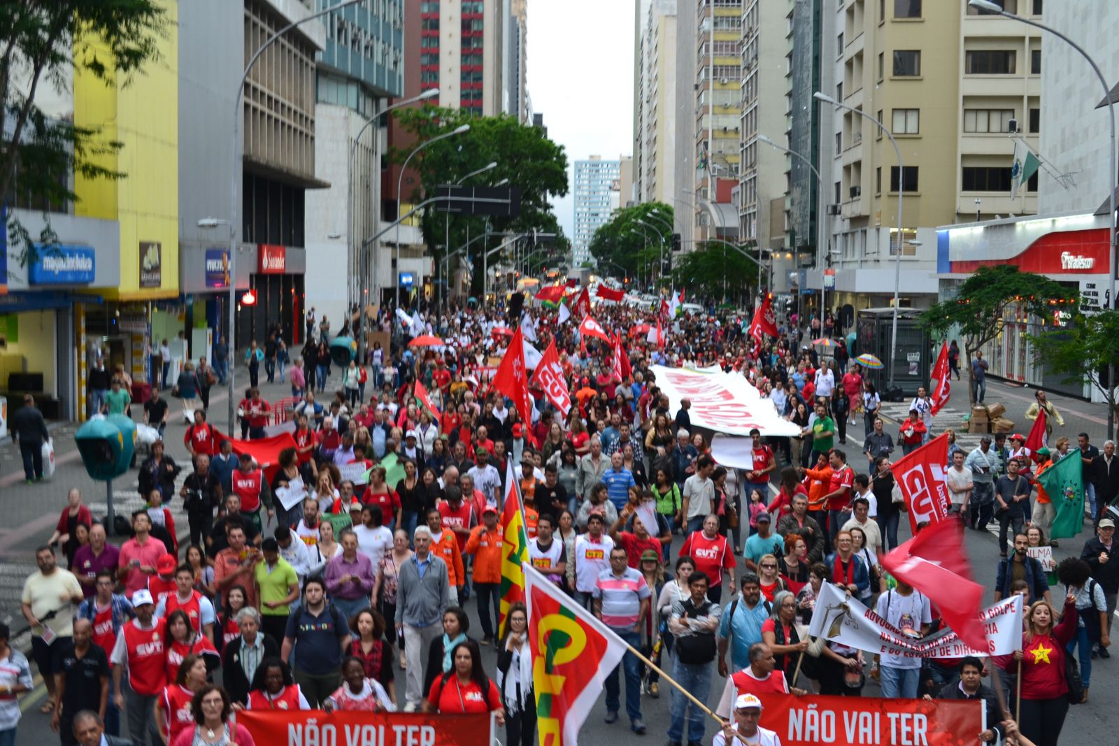 Manifestação contra impeachment leva mais de duas mil pessoas às ruas de Curitiba