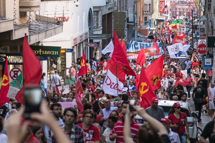 Mais de 5 mil pessoas tomaram as ruas do centro da capital gaúcha, no embalo de “Não vai ter golpe, vai ter luta” e “Cunha, ladrão, teu lugar é na prisão”