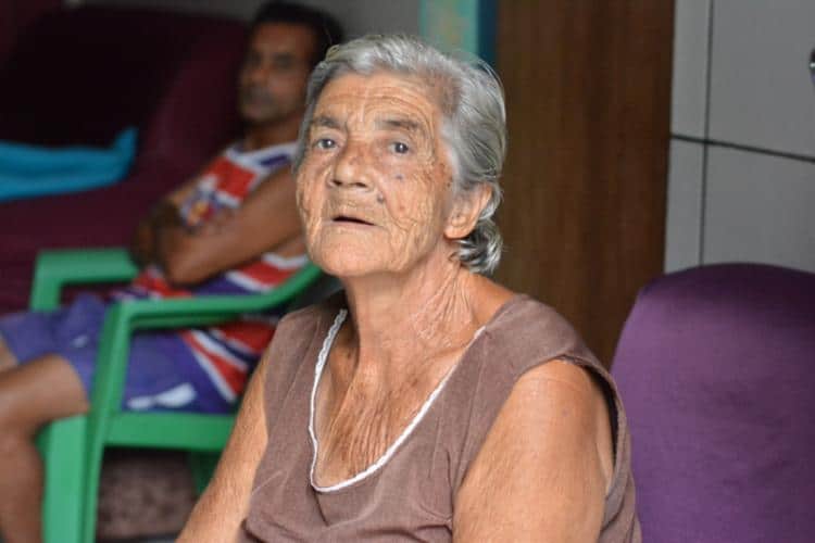 Marisqueira há 75 anos, Ivonilda Almeida, a Dona Ivone, sentiu na pele e no bolso o impacto na vida marinha Foto: Robson Pierre | Divulgação