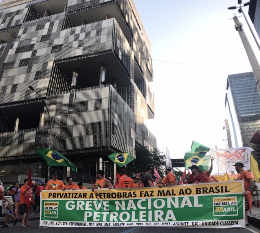 Marcha no centro do Rio reúne milhares e leva esperança aos grevistas