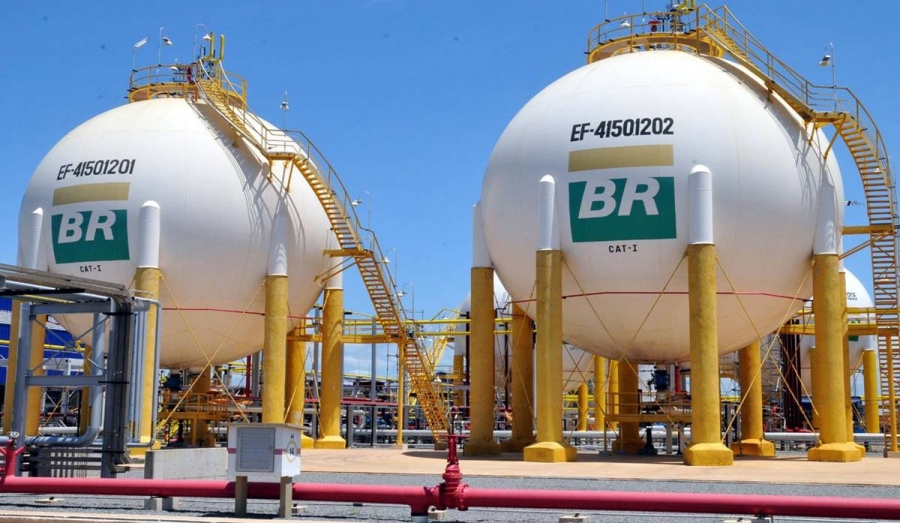 Enquanto o Brasil privatiza, Reino Unido estuda nacionalizar setor de gás