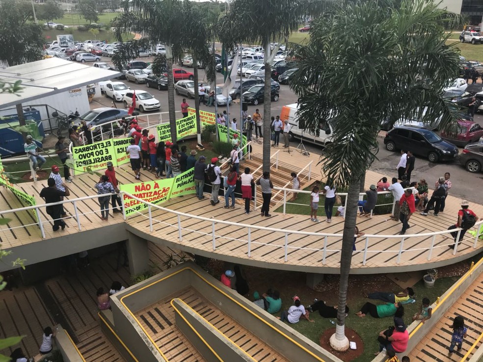 Manifestantes bloqueiam entrada de prédio onde está prevista para acontecer assembleia sobre privatização de distribuidoras da Eletrobras (Foto: Laís Lis/G1)